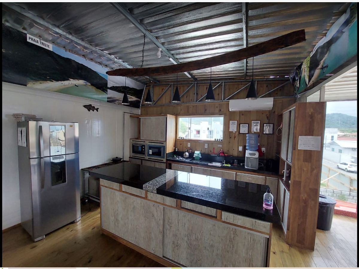 Cozinha equipada compartilhada do hostel