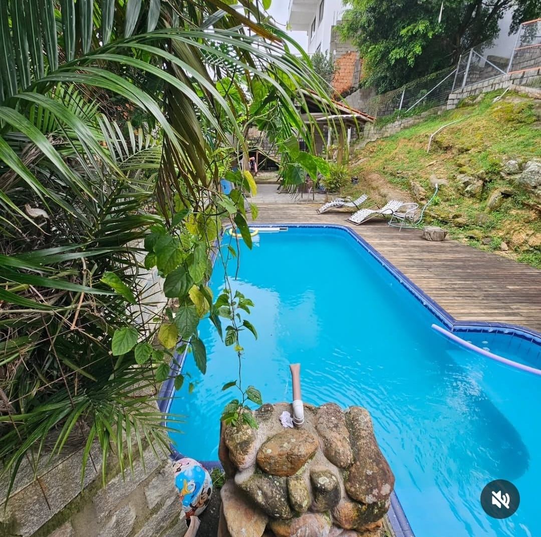Piscina do Trip Adventure Hostel em Porto Belo SC
